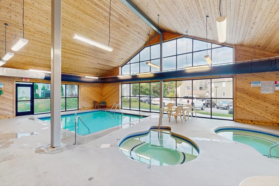 Cheerful Condo Sleeps 6 Near Gatlinburg Hot Tub House in Gatlinburg