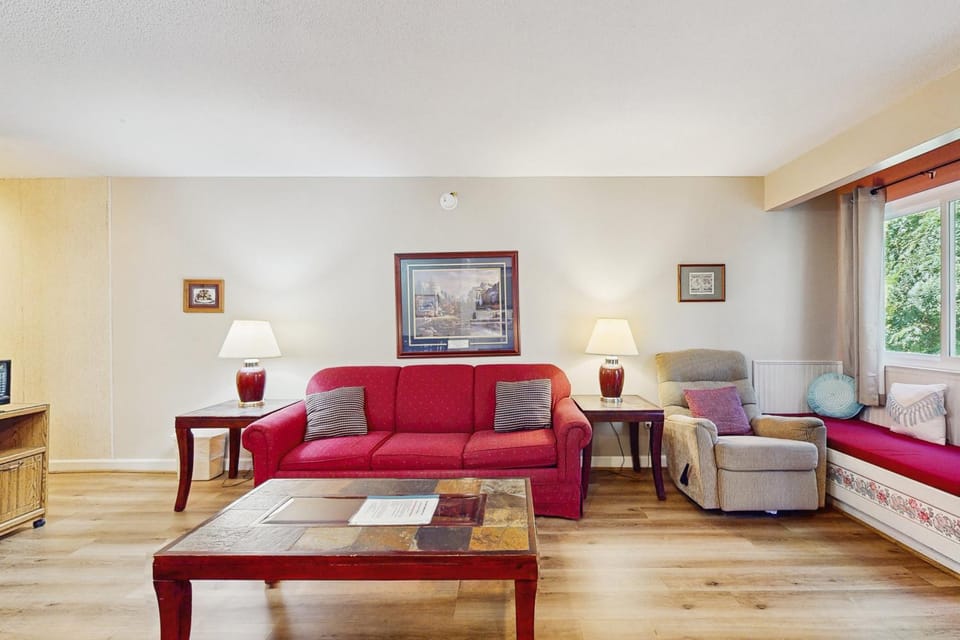 Lovely Condo Sleeps 4 Outdoor Pool Balcony House in Gatlinburg