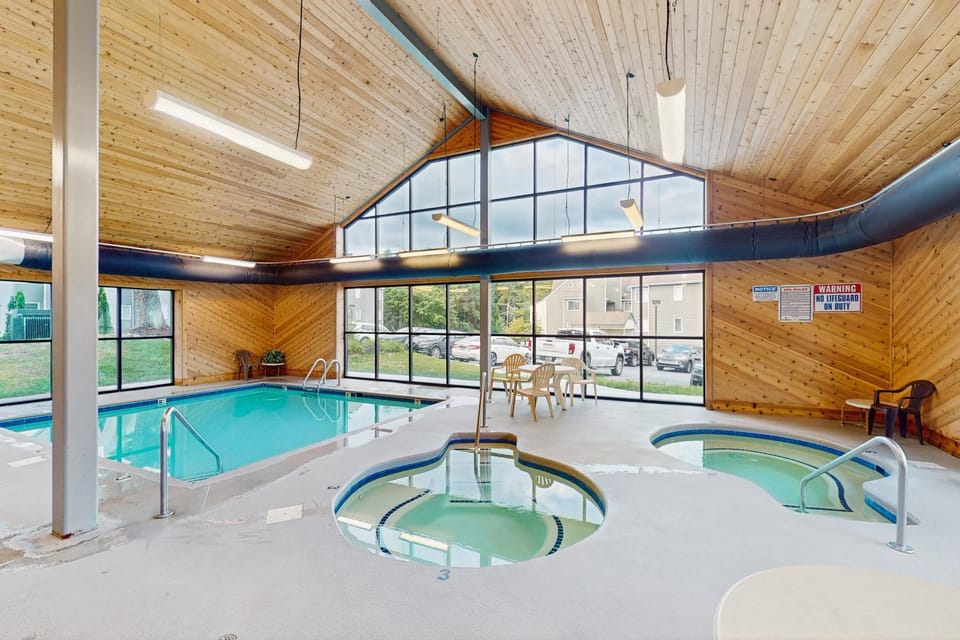 Lovely Condo Sleeps 4 Outdoor Pool Balcony House in Gatlinburg