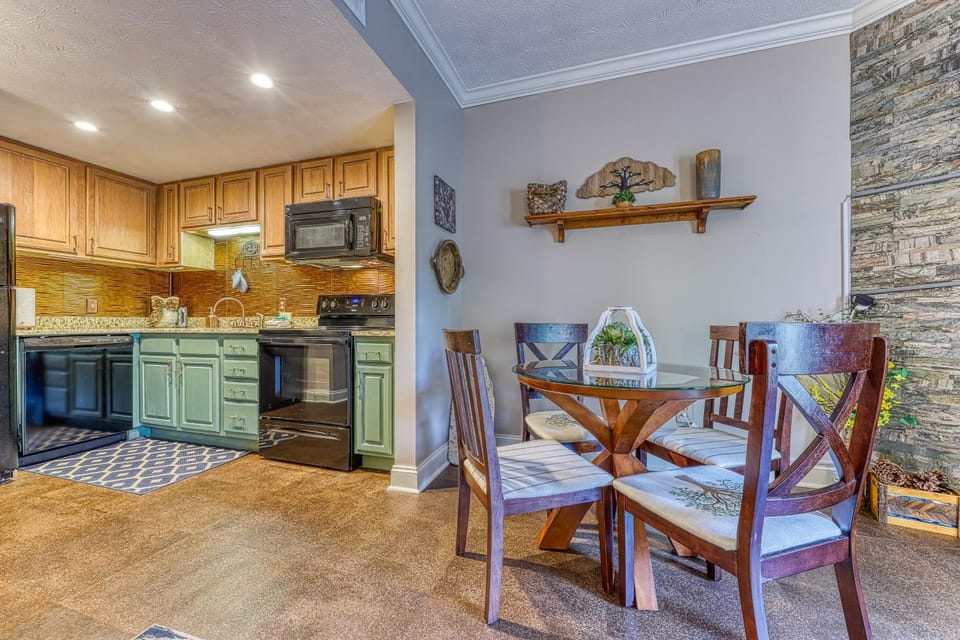 Golf Course Condo Sleeps 4 Fireplace Sauna Pool House in Pigeon Forge