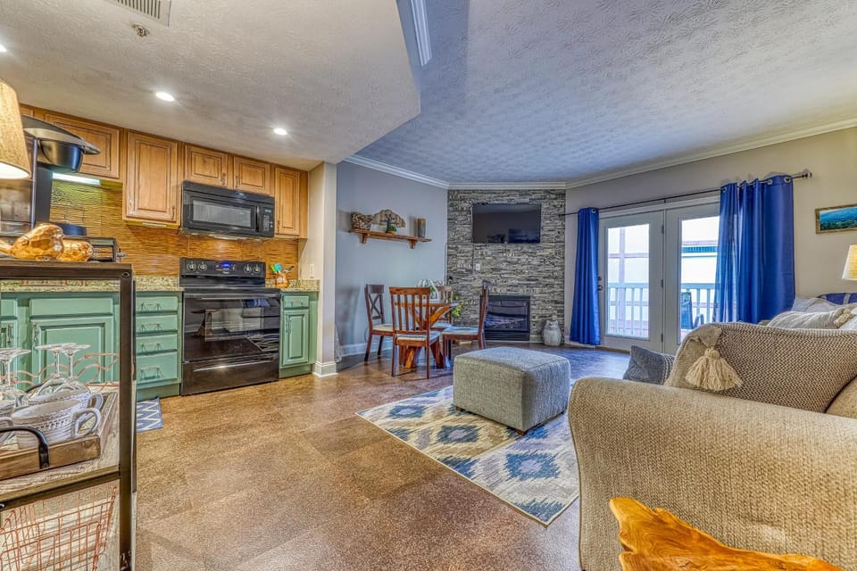Golf Course Condo Sleeps 4 Fireplace Sauna Pool House in Pigeon Forge