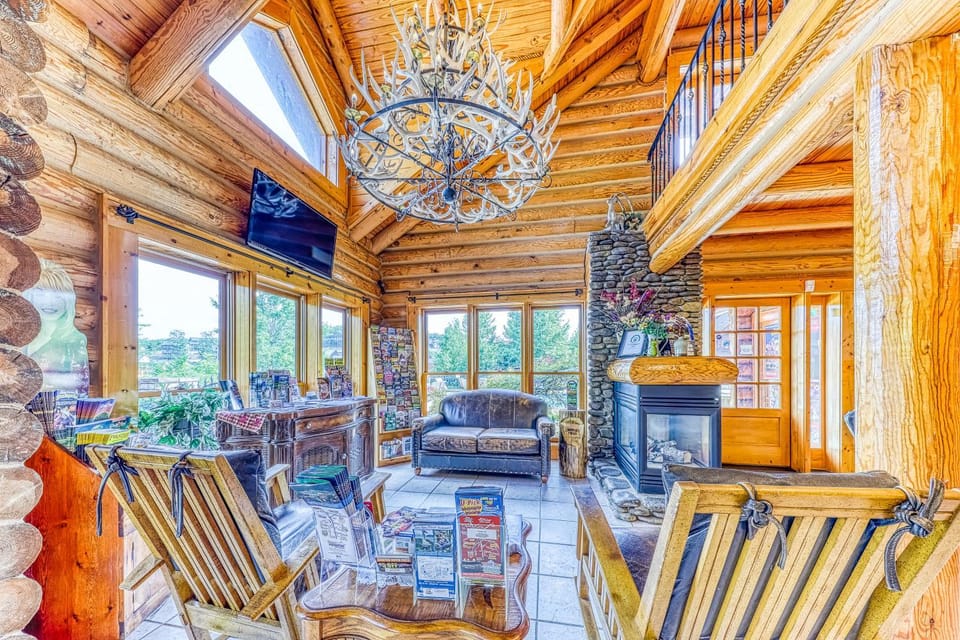 Golf Course Condo Sleeps 4 Fireplace Sauna Pool House in Pigeon Forge