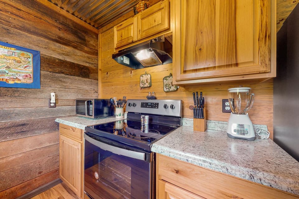 Gorgeous Cabin Sleeps 10 Pool Hot Tub Pool Table Cabin in Gatlinburg