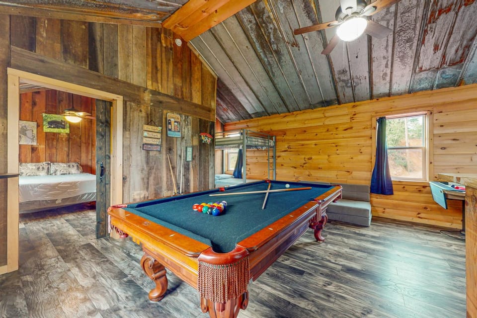 Gorgeous Cabin Sleeps 10 Pool Hot Tub Pool Table Cabin in Gatlinburg