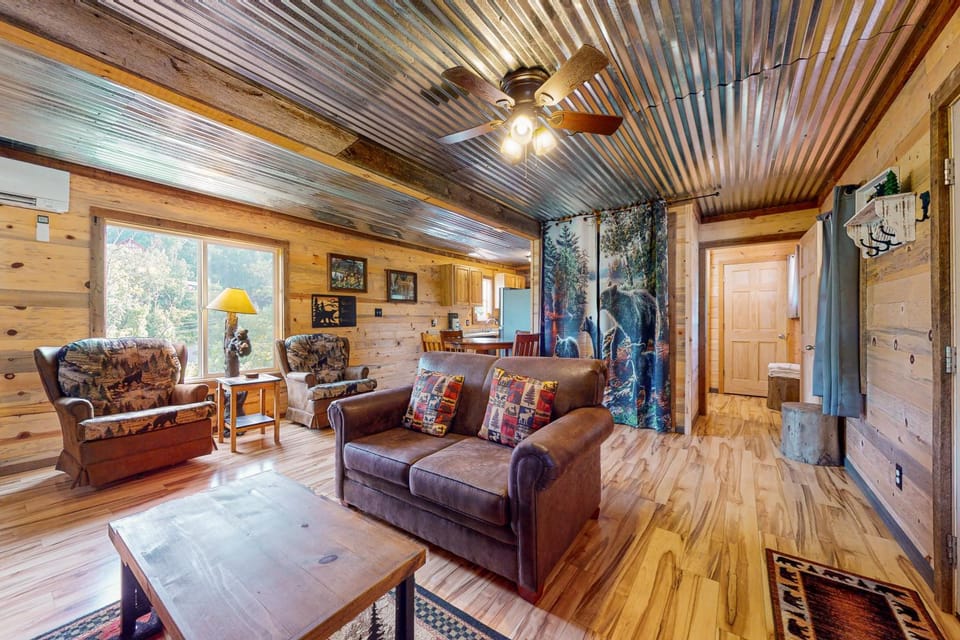 Gorgeous Cabin Sleeps 10 Pool Hot Tub Pool Table Cabin in Gatlinburg