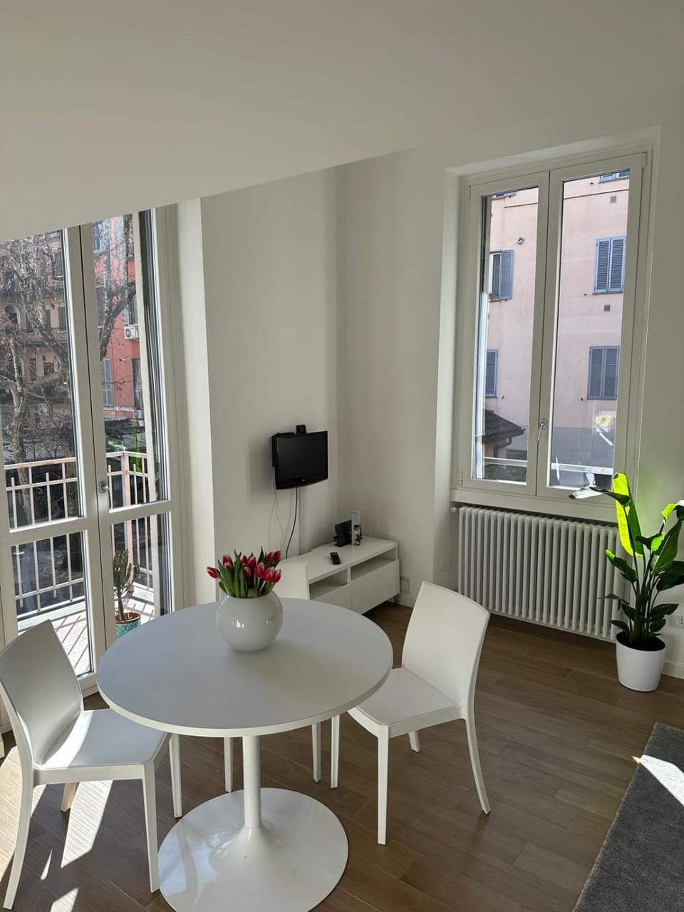 Living room, Seating area, Dining area, Lunch