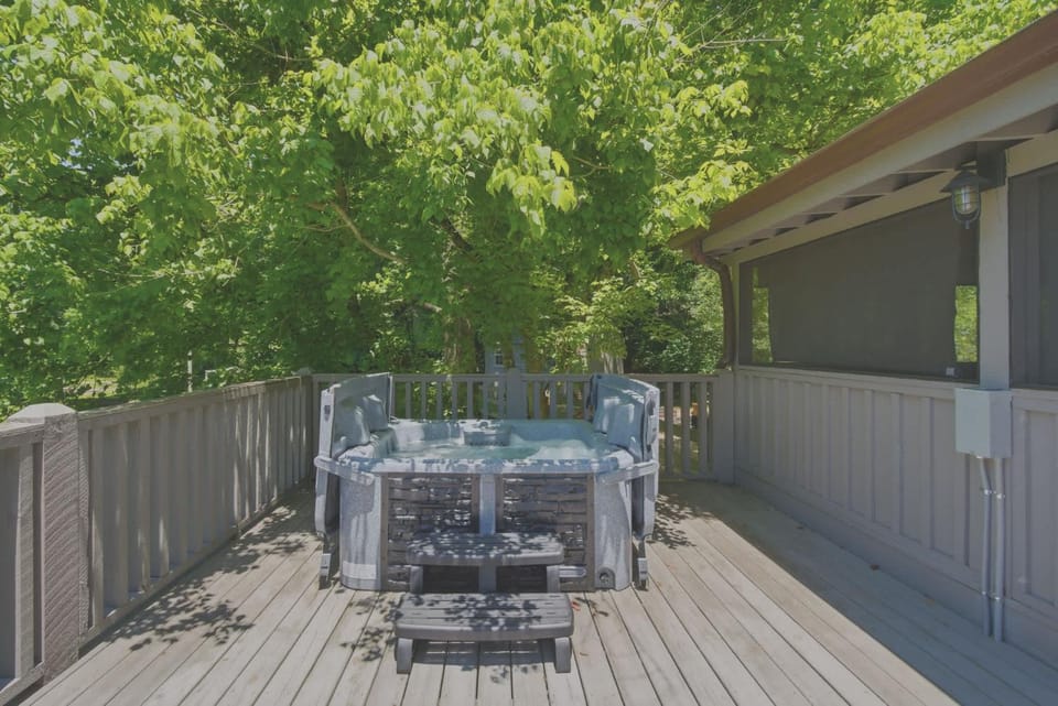 Charming Mtn View Cabin Sleeps 8 Spacious Deck Cabin in Townsend