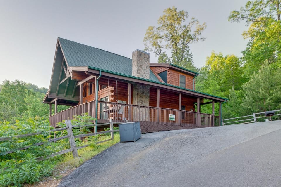 Spacious Dog Welcome Cabin Sleeps 8 Mtn Views Cabin in Sevier County