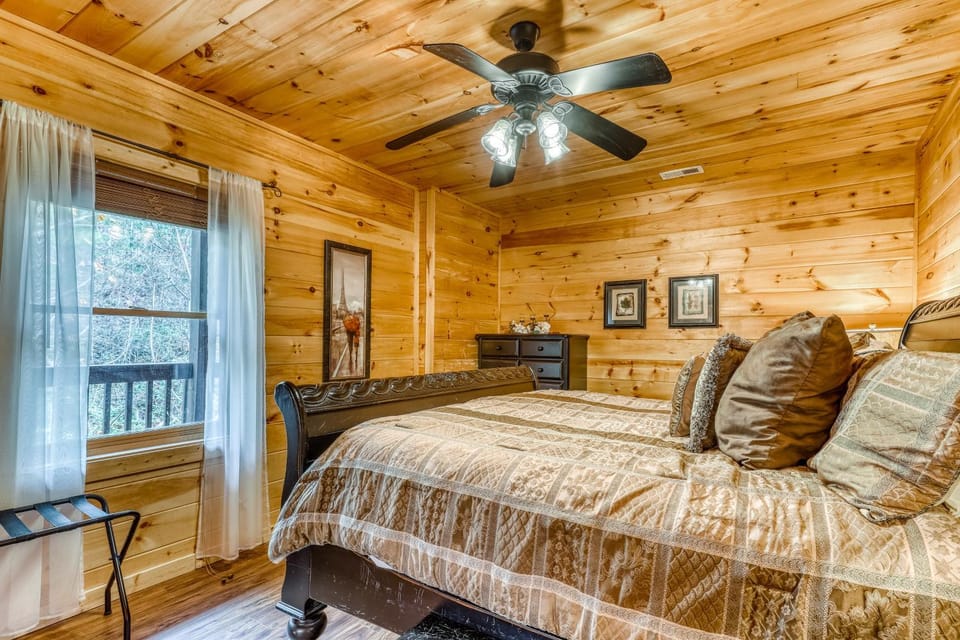 Spacious Dog Welcome Cabin Sleeps 8 Mtn Views Cabin in Sevier County