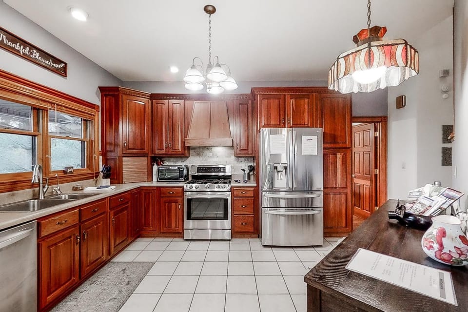 Lakefront Retreat Sleeps 16 Dock Boat Slips Grill House in Norris Lake