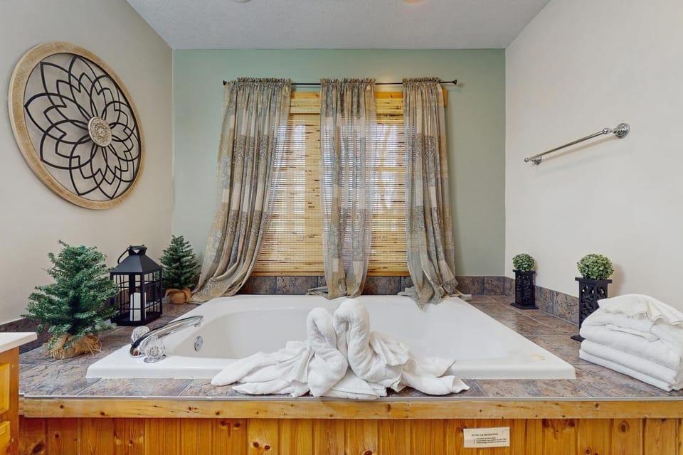 Peaceful Log Cabin Sleeps 6 Hot tub Fireplace Cabin in Pittman Center