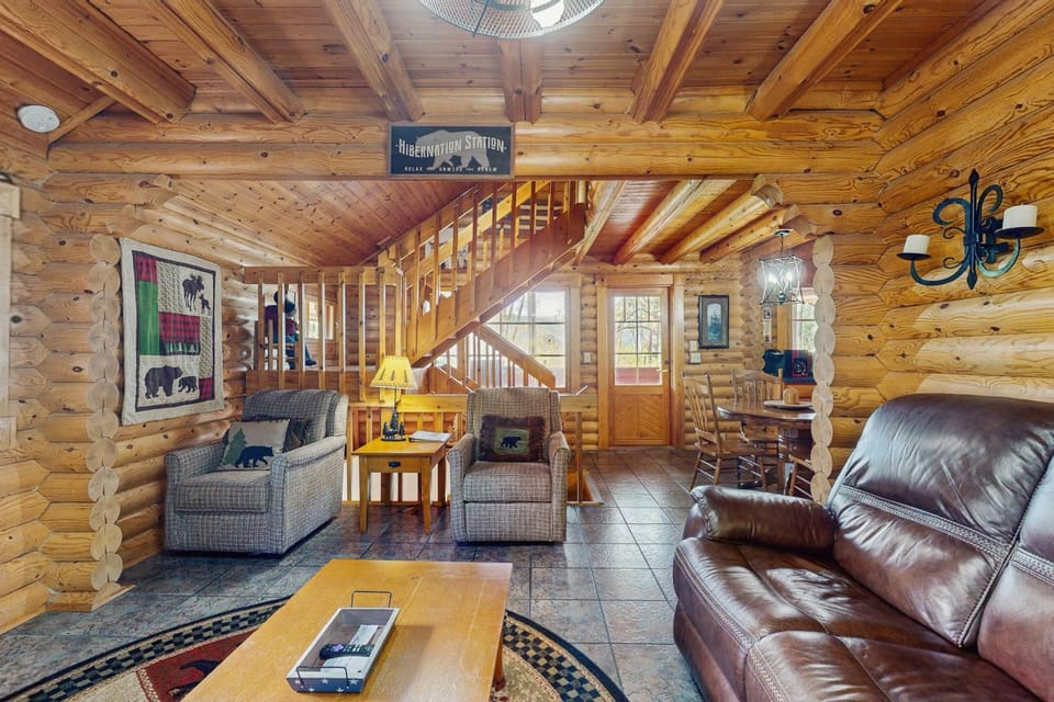 Peaceful Log Cabin Sleeps 6 Hot tub Fireplace Cabin in Pittman Center