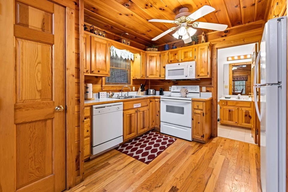 Cozy Cabin Sleeps 8 Catch-Release Fishing Pond Cabin in Sevier County