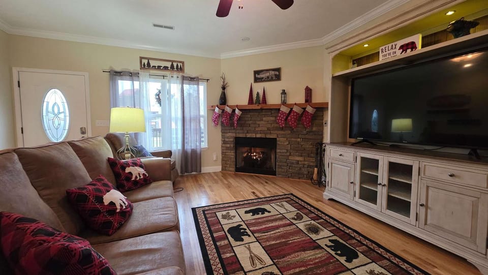 Great Location Sleeps 8 Near Parkway Hot Tub House in Sevierville