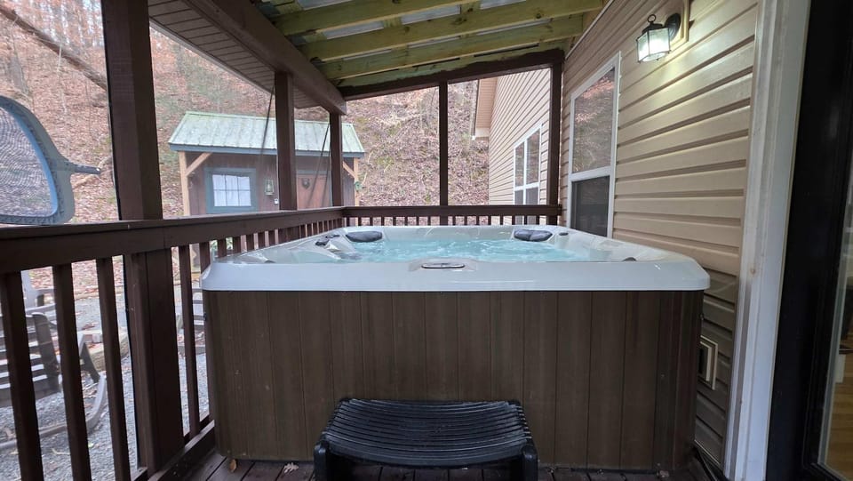 Great Location Sleeps 8 Near Parkway Hot Tub House in Sevierville