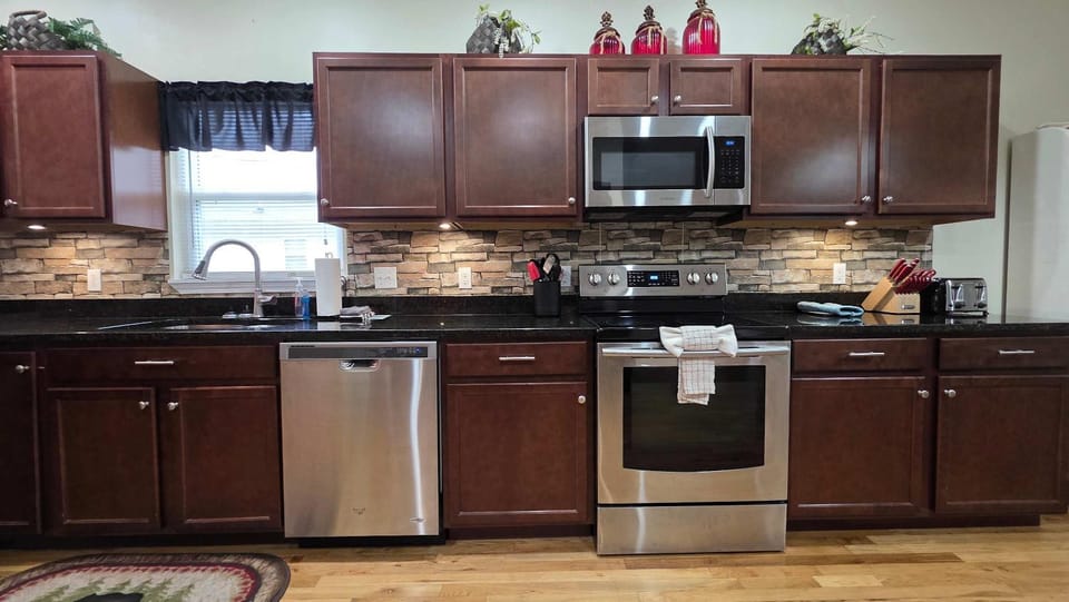 Great Location Sleeps 8 Near Parkway Hot Tub House in Sevierville