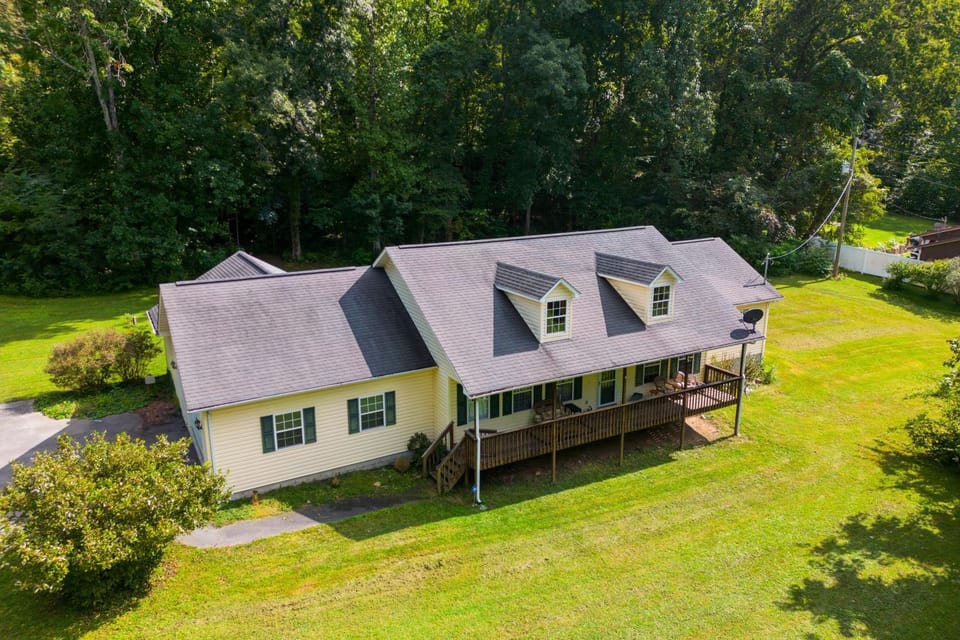 Spacious Home Free Ticket Games Jetted Tub Grill House in Douglas Lake