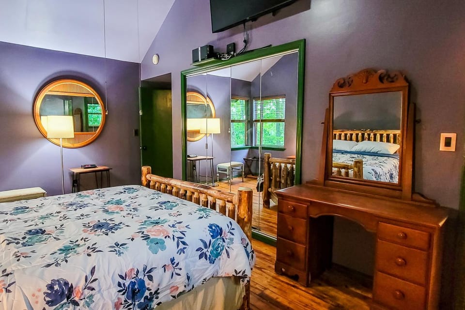 Charming Serene Mtn Hideaway Sleeps 4 Deck House in Sevier County