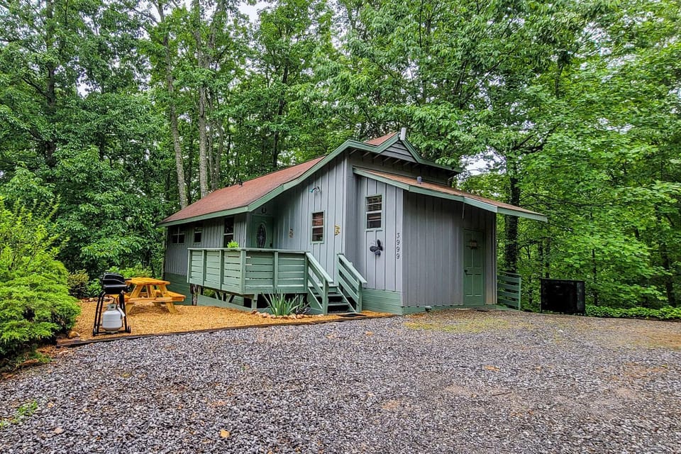 Charming Serene Mtn Hideaway Sleeps 4 Deck House in Sevier County
