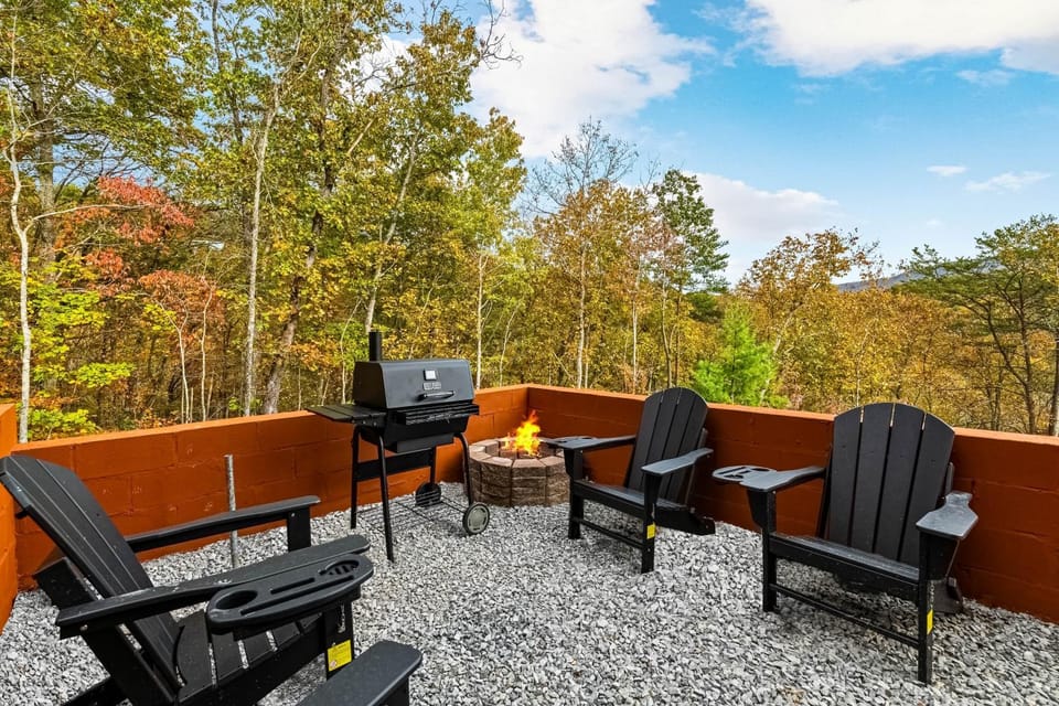 Cabin Views Sleeps 12 Foosball Theater Putt-putt Cabin in Sevier County