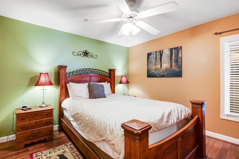 Dreamy Condo Near Downtown Sleeps 6 Creek Views House in Pigeon Forge