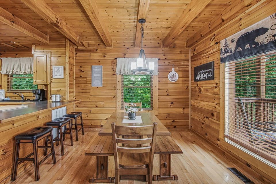 Family Friendly Cabin Sleeps 9 Hot Tub Pool Table Cabin in Pigeon Forge