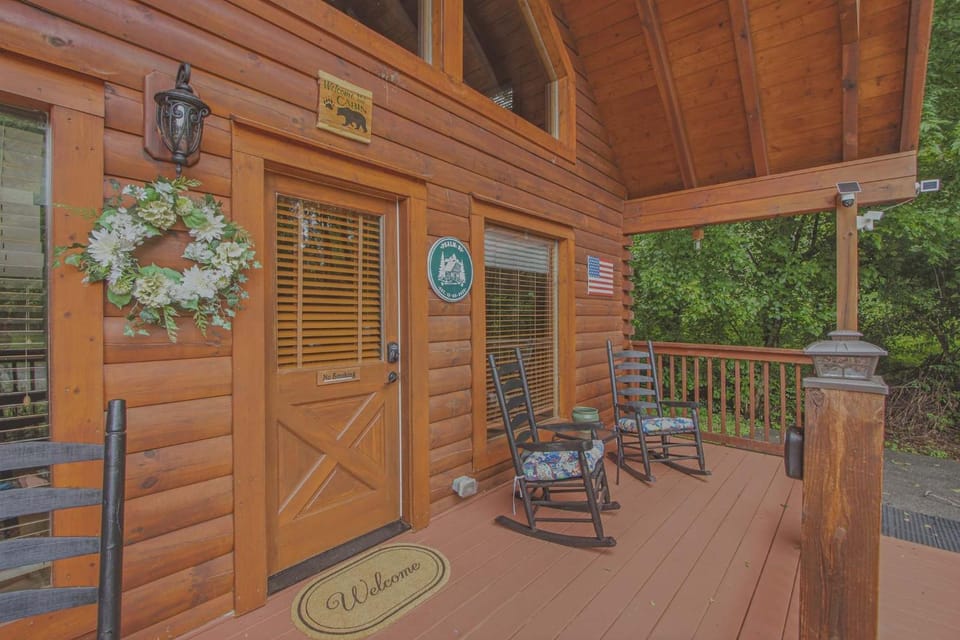 Family Friendly Cabin Sleeps 9 Hot Tub Pool Table Cabin in Pigeon Forge