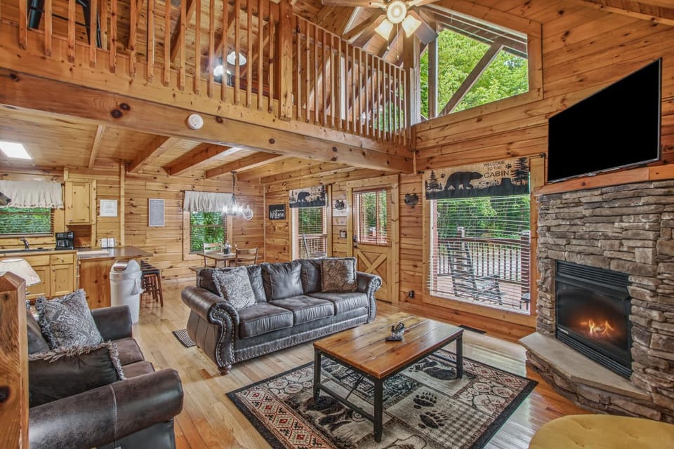 Family Friendly Cabin Sleeps 9 Hot Tub Pool Table Cabin in Pigeon Forge