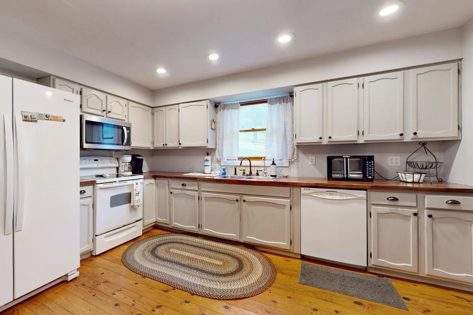 Classic farmhouse-style home w front porch hot tub & free attraction tickets House in Sevier County