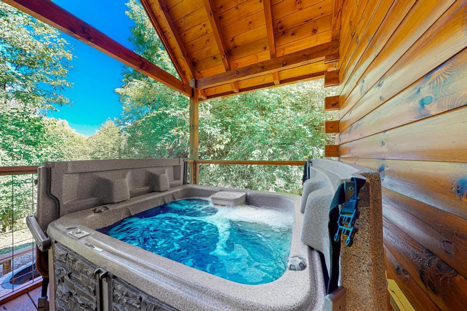 Wooded cabin with Hot Tub, Fireplaces & Furnished Deck Cabin in Gatlinburg