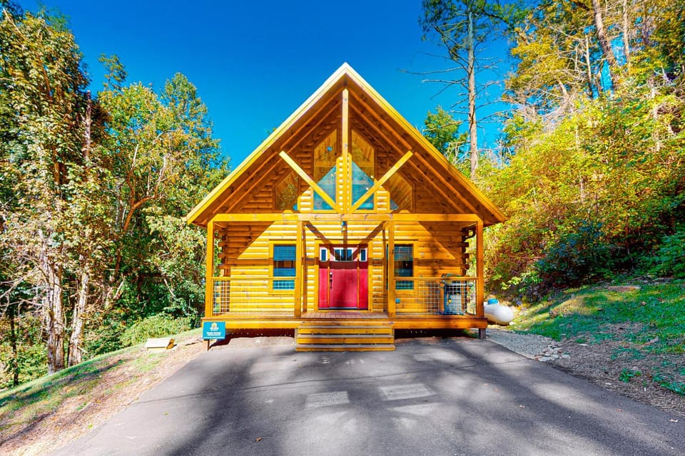 Wooded cabin with Hot Tub, Fireplaces & Furnished Deck Cabin in Gatlinburg