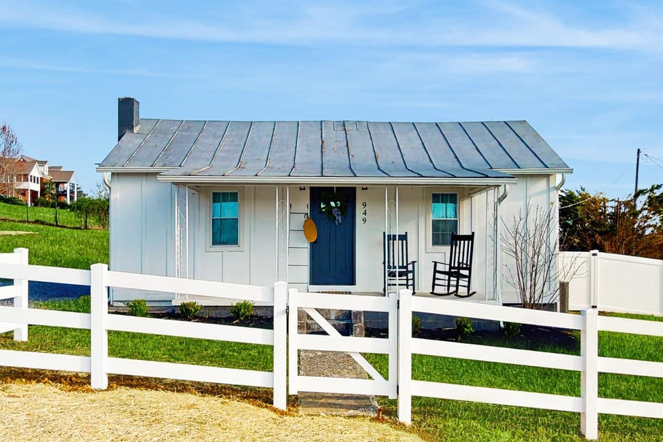 Peaceful Farmhouse Sleeps 6 Fire Pit Grill House in Sevierville