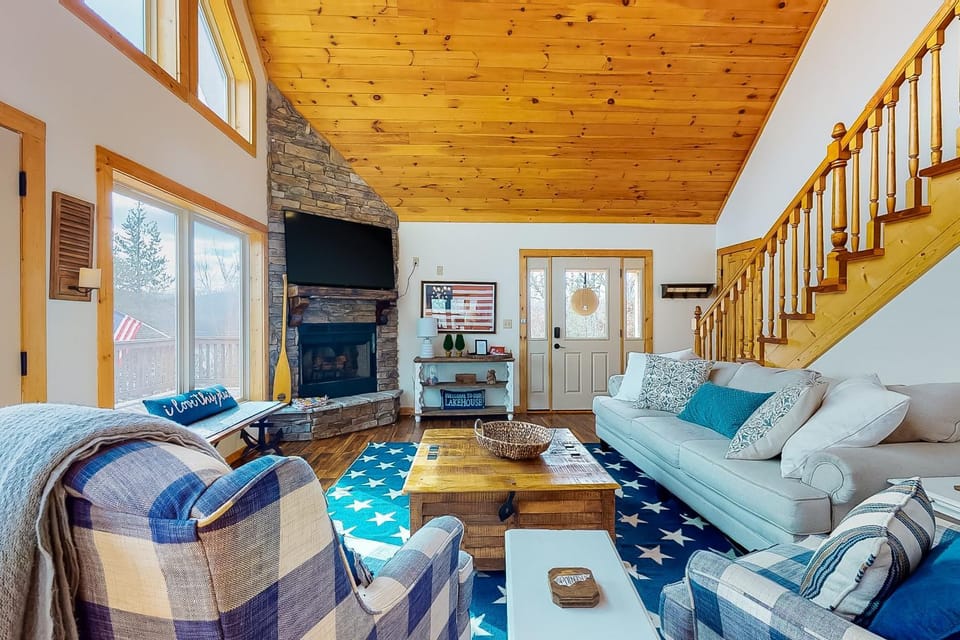 Lakefront House Sleeps 12 Hot Tub Mtn view Grill House in Norris Lake