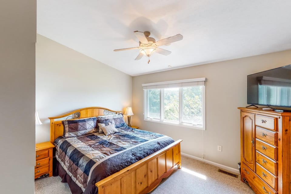 Lakefront Cabin Sleeps 6 Deck Hot Tub Pool Table Cabin in Douglas Lake