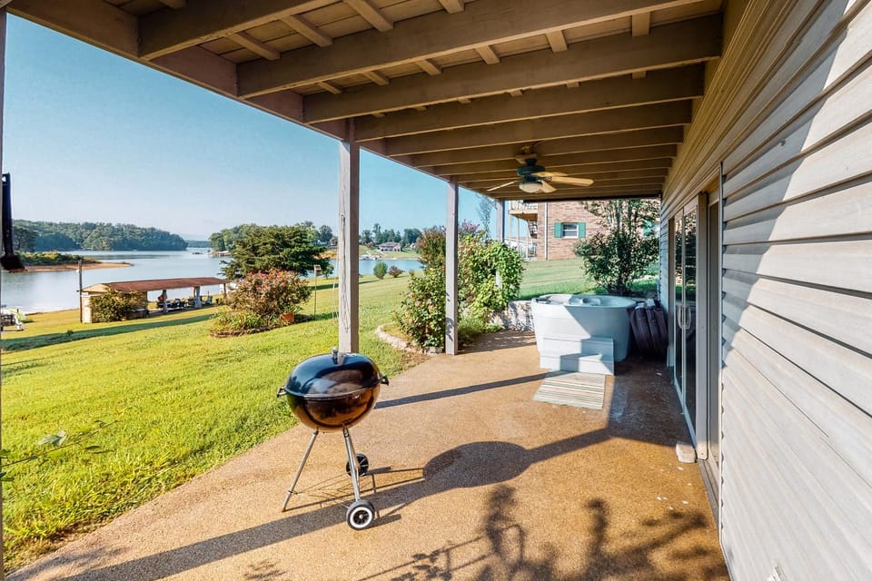 Lakefront Cabin Sleeps 6 Deck Hot Tub Pool Table Cabin in Douglas Lake