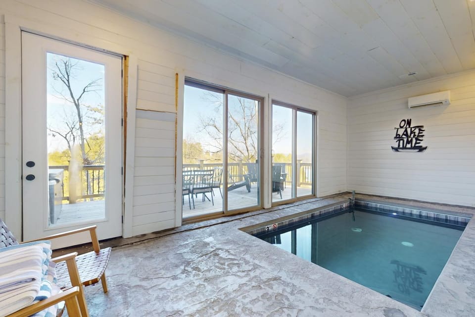 Luxe Lakefront Home Sleeps 8 Private Pool Hot Tub House in Douglas Lake