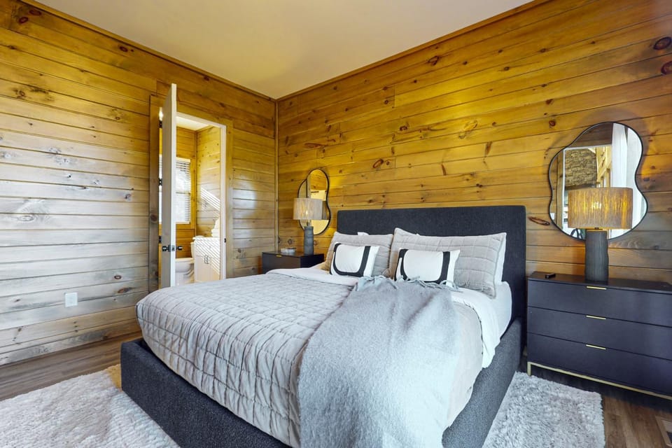 Luxe Lakefront Home Sleeps 8 Private Pool Hot Tub House in Douglas Lake