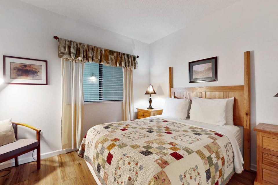 Smoky Mountain Escape Balcony Pool Free Tickets House in Gatlinburg