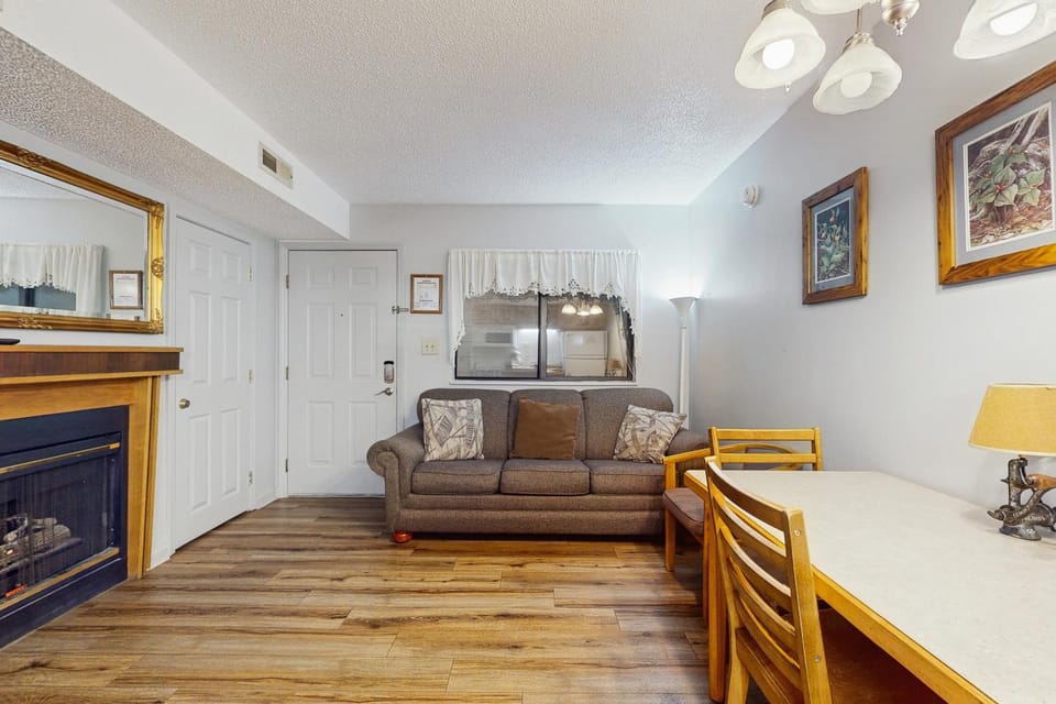 Cozy Smokies Condo Balcony Views Pool Free Tickets House in Gatlinburg
