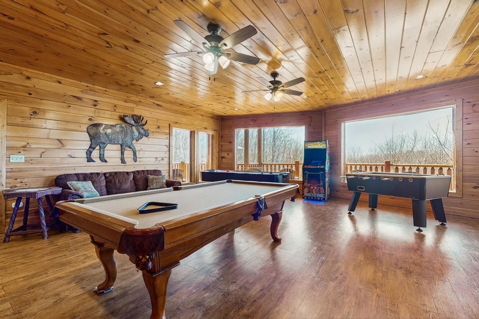 Luxe Mtn Home Seep 12 Hot Tub Foosball Pool table House in Pittman Center