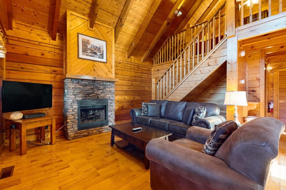 Adorable log cabin with front-back deck and hot tub Cabin in Pigeon Forge