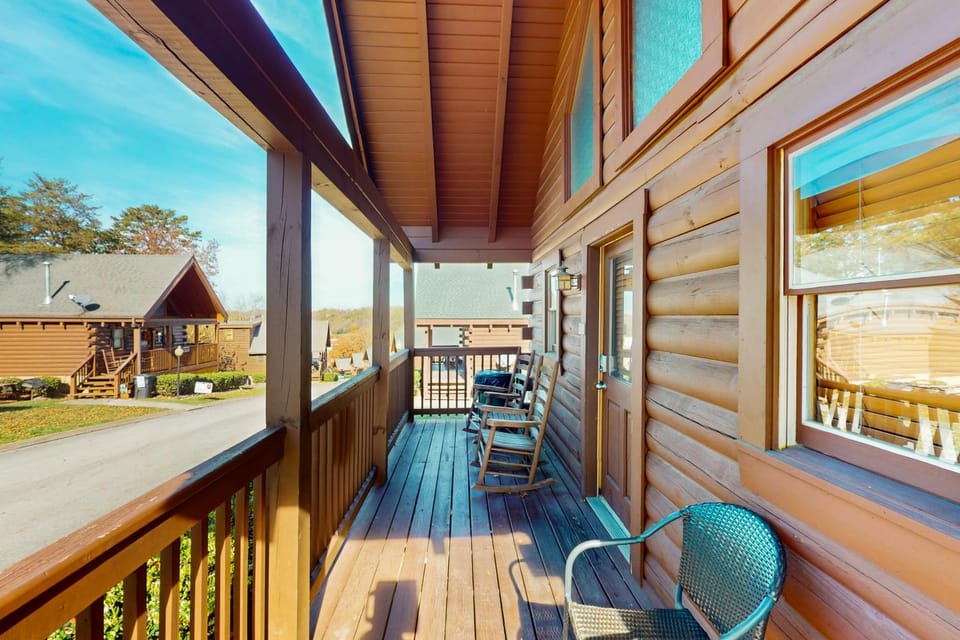 Adorable log cabin with front-back deck and hot tub Cabin in Pigeon Forge