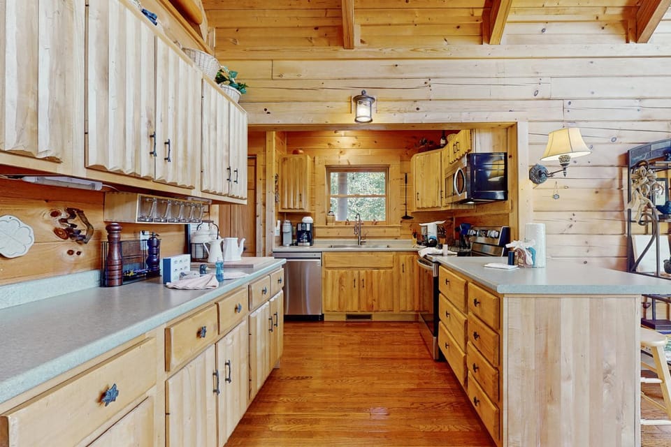 Mtn View Cabin Sleeps 6 Fireplaces Screened Patio Cabin in Sevier County