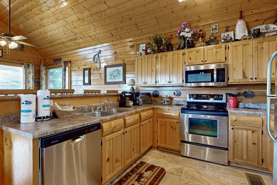 Amazing Mtn Views Cabin Sleeps 4 Hot Tub Deck Cabin in Sevier County