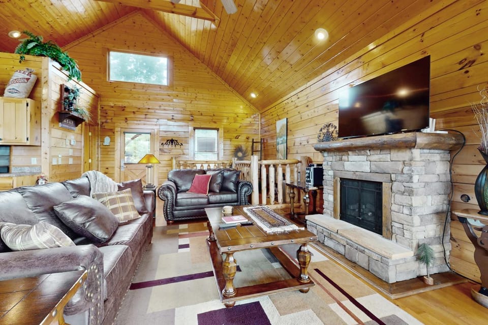 Cozy Log Cabin Sleeps 4 Hot Tub Amazing Mtn Views Cabin in Sevier County