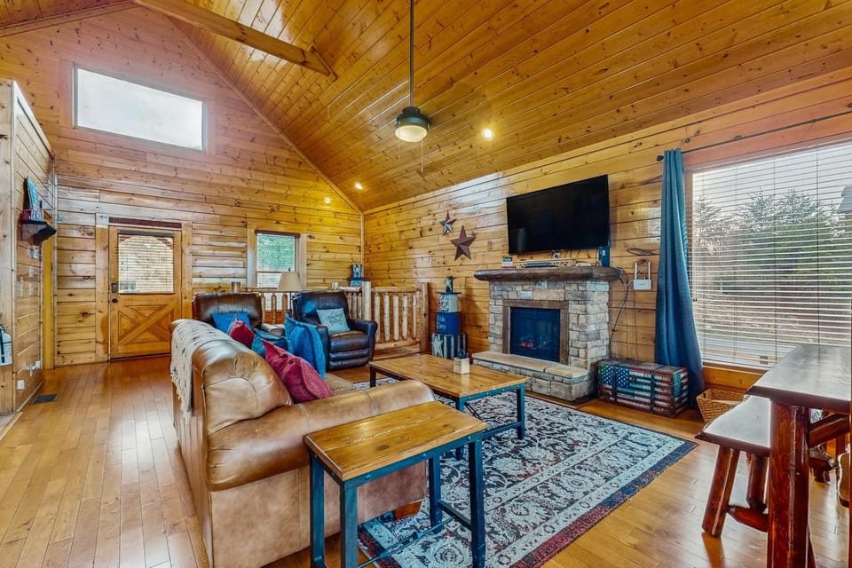 Lovely Cabin Sleep 6 Hot Tub Mtn View Pool Access Cabin in Sevier County