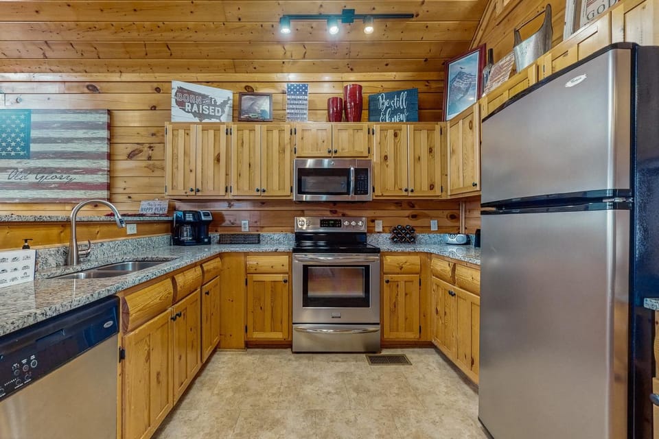 Lovely Cabin Sleep 6 Hot Tub Mtn View Pool Access Cabin in Sevier County