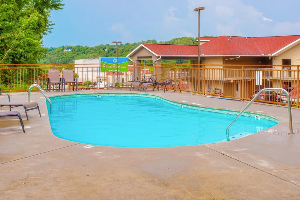 Log Cabin for 6 Hot Tub Pool Access Near Parkway Cabin in Pigeon Forge