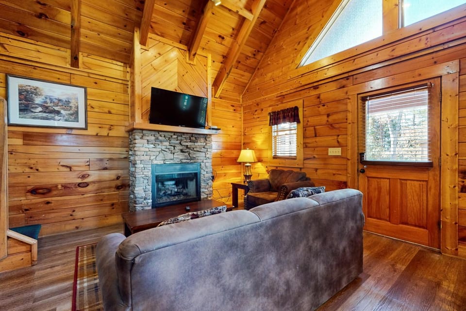 Log Cabin for 6 Hot Tub Pool Access Near Parkway Cabin in Pigeon Forge