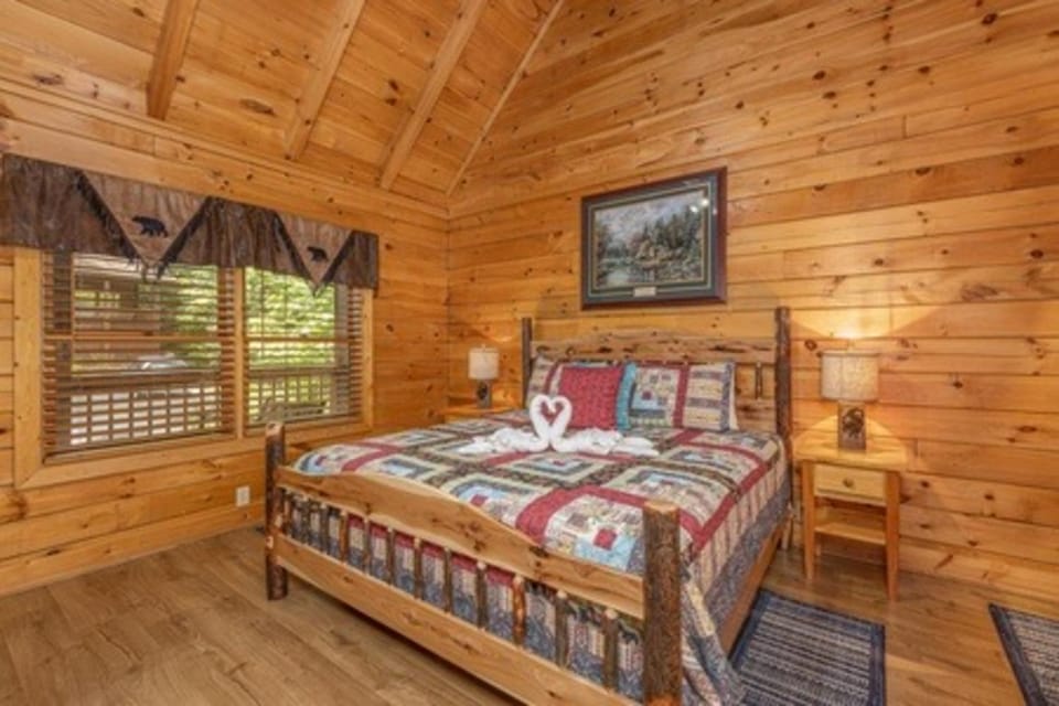 Cozy Log Cabin Sleeps 4 Hot Tub Grill Game Room Cabin in Pigeon Forge